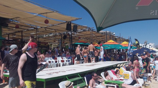 Mango Deck booty shaking